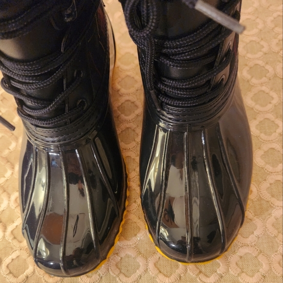 NIB Tommy Hilfiger Women's Hessa Duck Boots Size 7, Navy - Picture 9 of 10